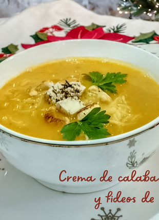 Crema de Calabaza con tofu y fideos de arroz Navideña